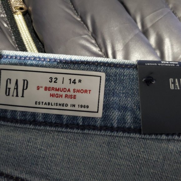 NWT Gap stretch bermuda distressed cutoff denim shorts. Size 32/14. Light Wash. - Picture 4 of 4